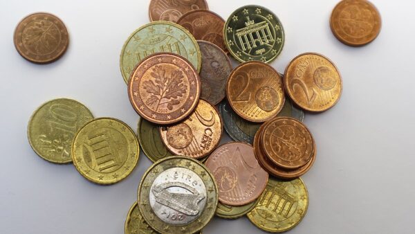 Купчина монети и банкноти